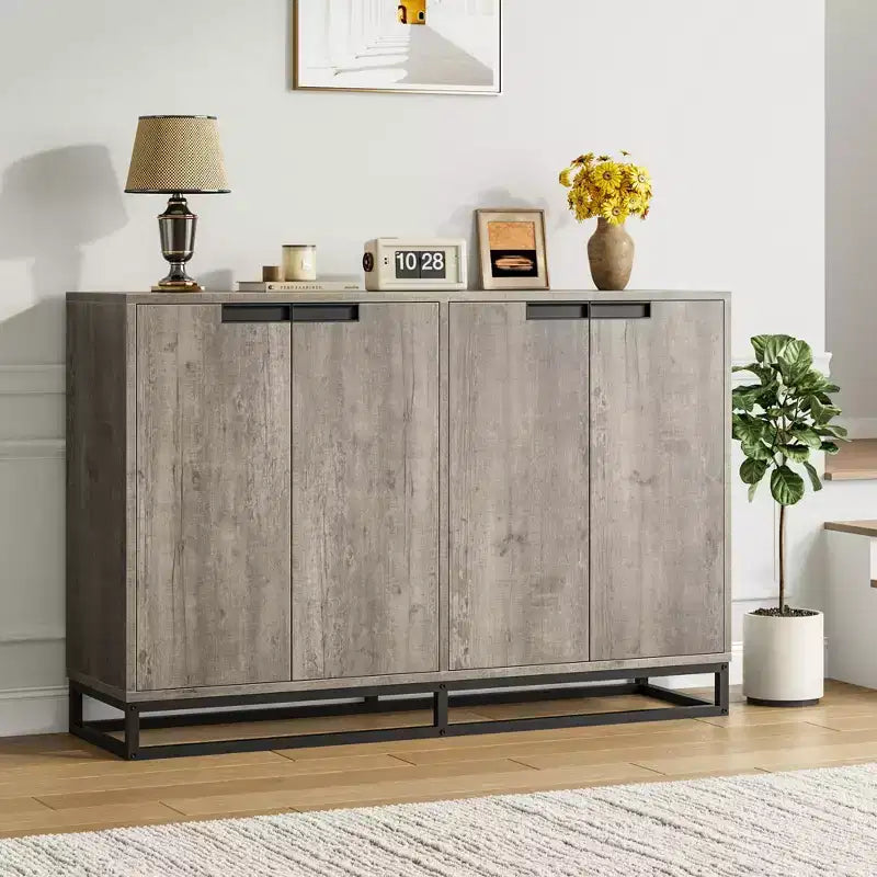 Credenza a 4 ante con ripiani regolabili