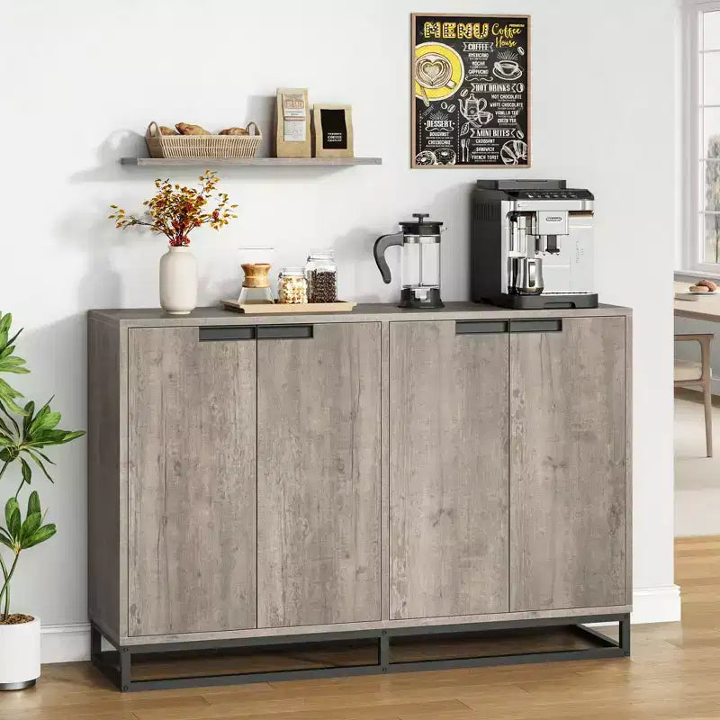 Credenza a 4 ante con ripiani regolabili