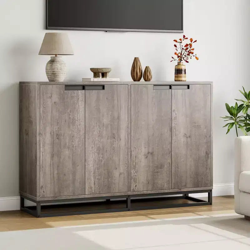 Credenza a 4 ante con ripiani regolabili