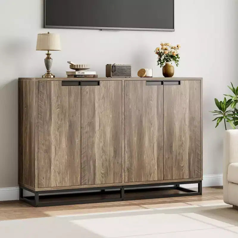 Credenza a 4 ante con ripiani regolabili