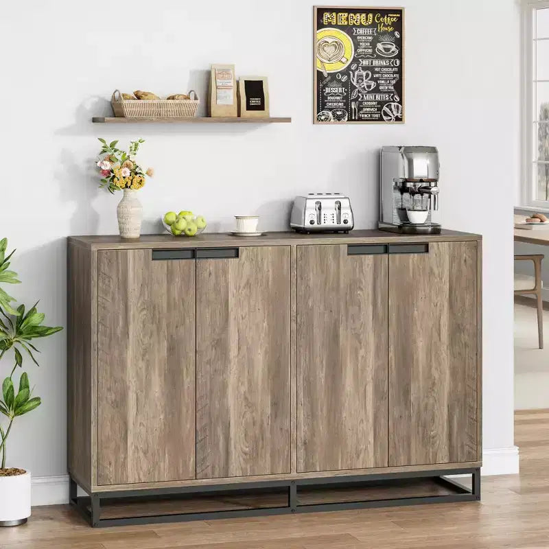 Credenza a 4 ante con ripiani regolabili