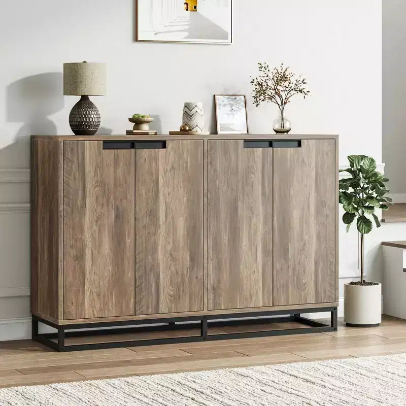 Credenza a 4 ante con ripiani regolabili