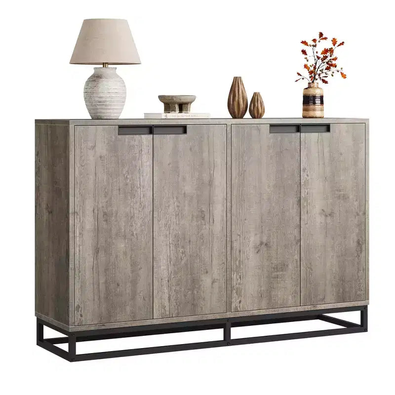 Credenza a 4 ante con ripiani regolabili