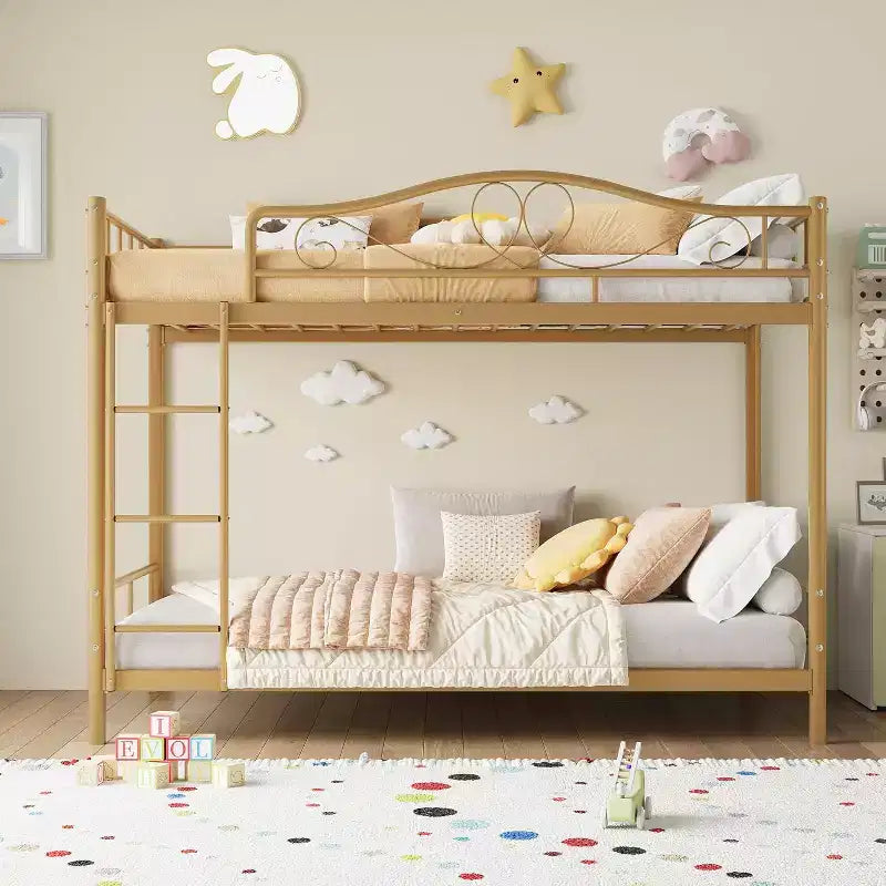 Letto a castello singolo su singolo con telaio in metallo resistente e spondine a tutta lunghezza