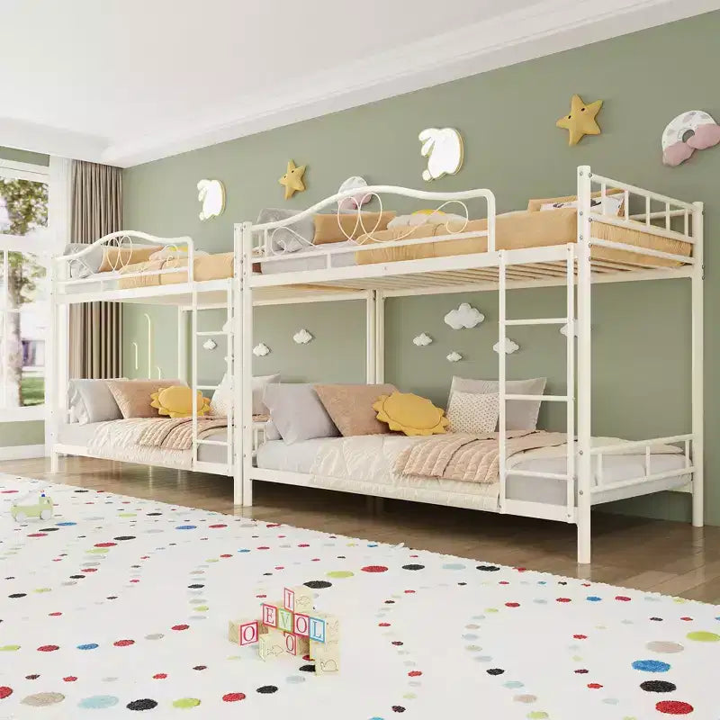 Letto a castello singolo su singolo con telaio in metallo resistente e spondine a tutta lunghezza